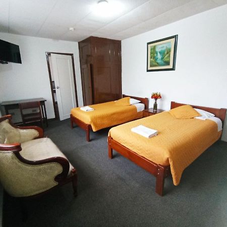 Hotel 9 De Octubre 基多 外观 照片