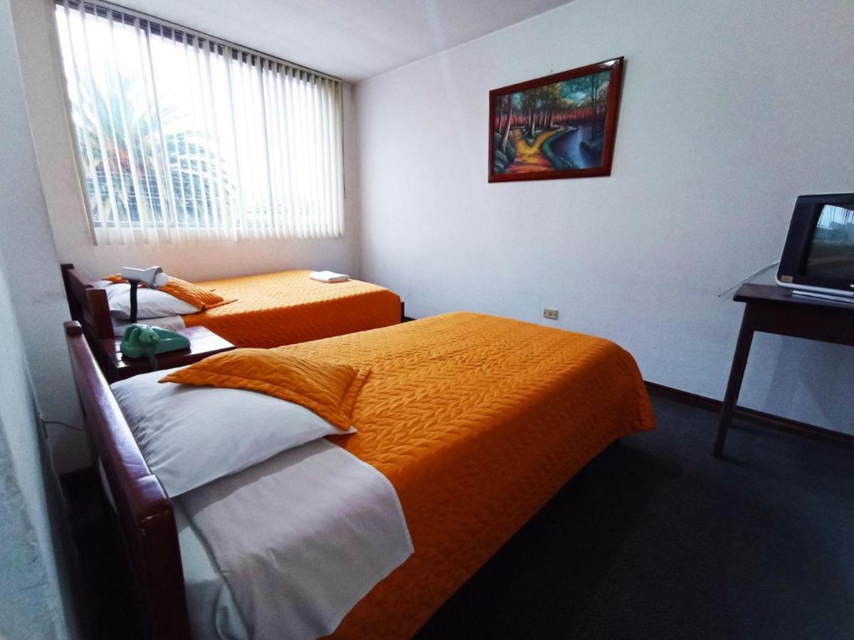 Hotel 9 De Octubre 基多 外观 照片