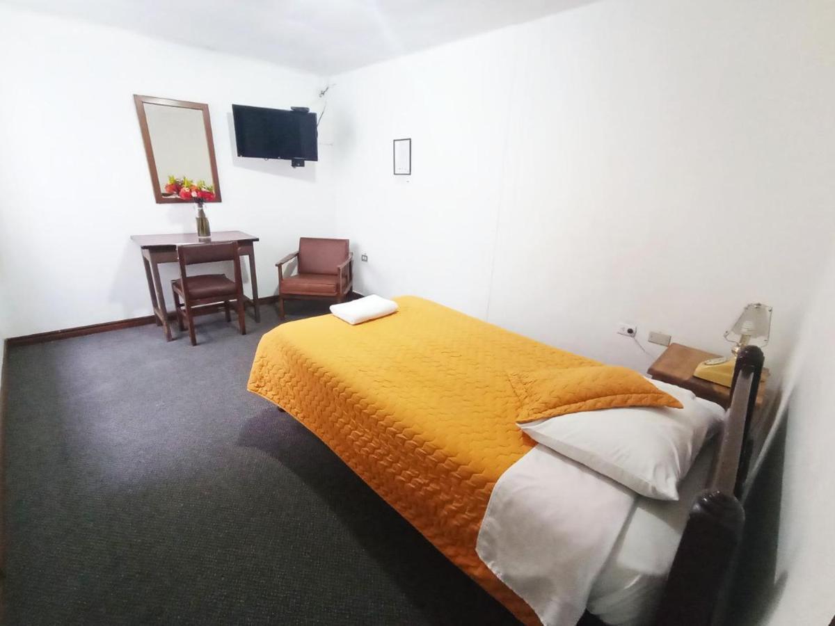Hotel 9 De Octubre 基多 外观 照片